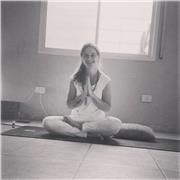 Conecta cuerpo mente y alma. Práctica yoga desde la comodidad de tu hogar y regálate ese espacio para vos